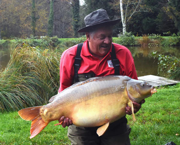 Ken Townley wearing Robin Red t shirt catching carp